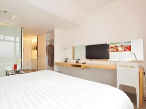 Select Comfort beds, in-room safe, iron/ironing board, free WiFi - 60 West Hotel (Hong Kong)