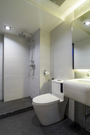 Dusche, kostenlose Toilettenartikel, Handtücher