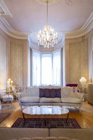 35-inch flat-screen TV with digital channels, TV, Netflix