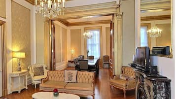 Maison mitoyenne Classique | Coin séjour | Télévision à écran plat de 35 pouces avec chaßnes numériques, télévision