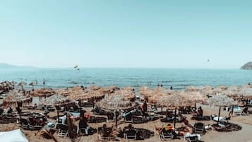 Tæt på stranden, liggestole, parasoller, strandbarer