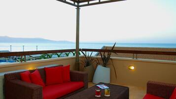 Penthouse With Sea View | ํ
๋ผ์ค/ํํฐ์ค