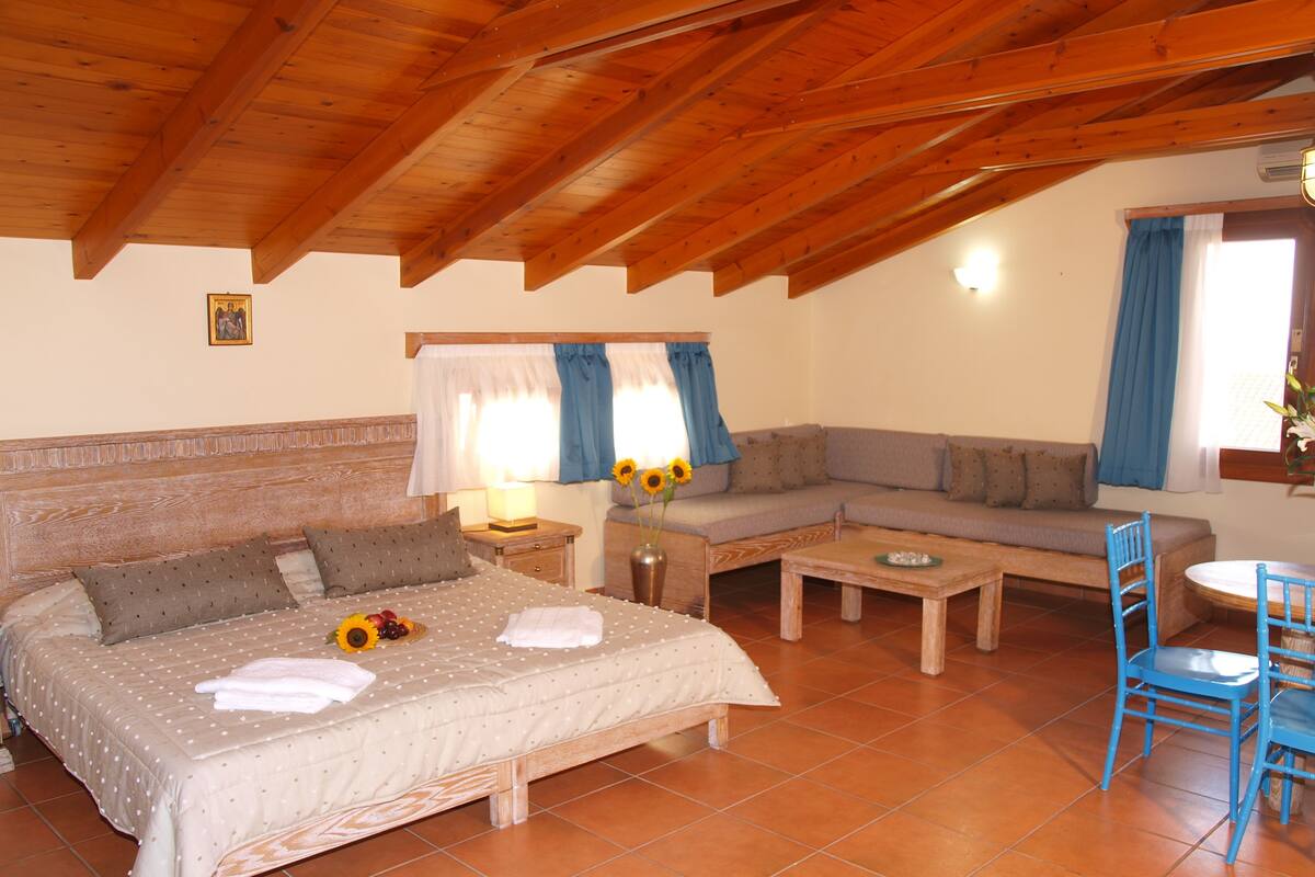 Penthouse With Sea View | Caja fuerte, escritorio, sistema de insonorización