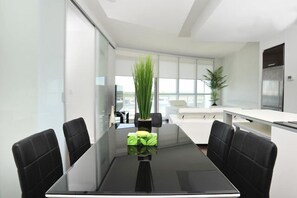 콘도 (Panoramic Waterfront Luxury Condo) | 객실 내 식사 공간