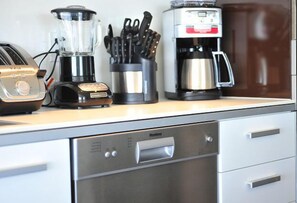 Apartment (Panoramic Waterfront Luxury Condo) | Eigene Küche