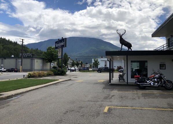 Front of property - Revelstoke Lodge (Revelstoke)
