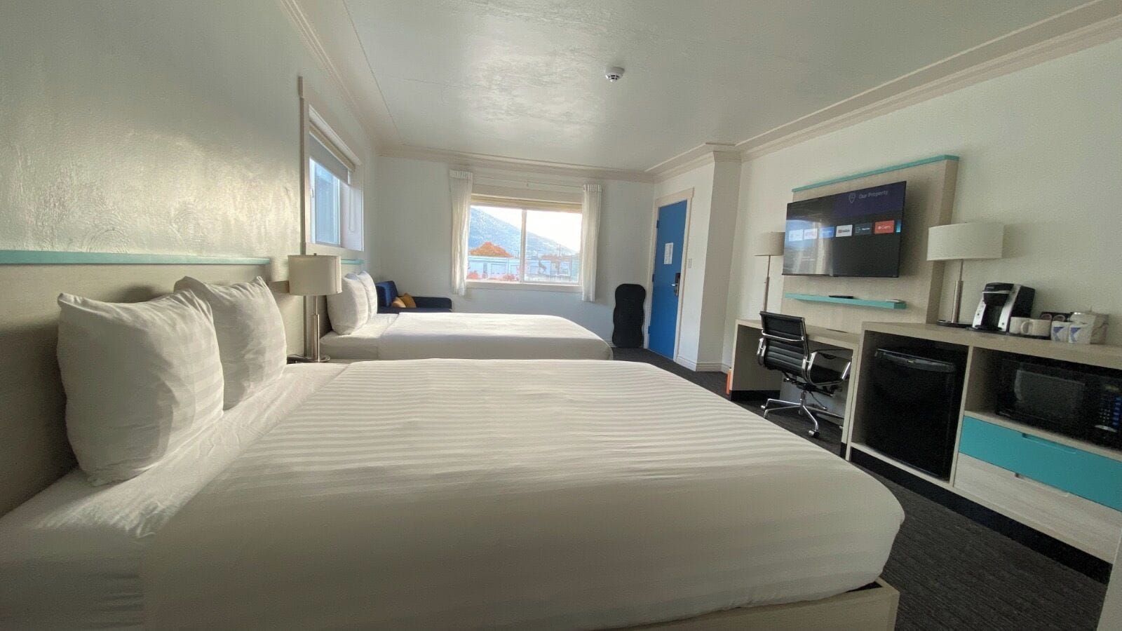 Escritorio, espacio para trabajar con laptop y cortinas blackout 