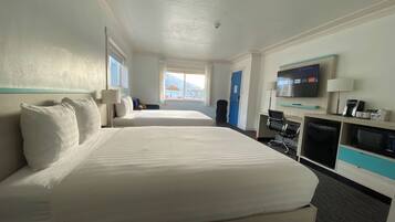 Habitación Deluxe, varias camas | Escritorio, espacio para trabajar con un portátil, cortinas opacas