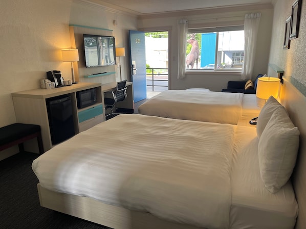 Habitación Deluxe, varias camas | Escritorio, espacio para trabajar con laptop y cortinas blackout 