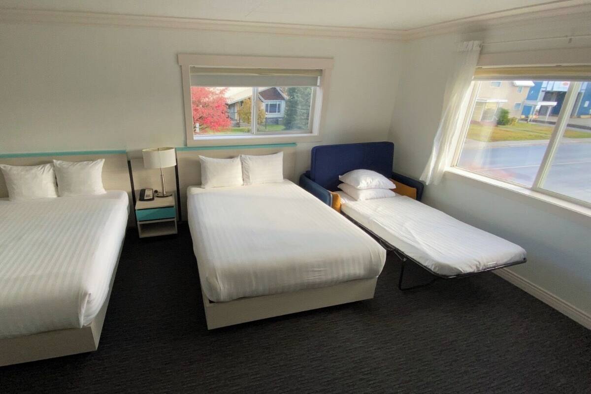 Habitación Deluxe, varias camas | Cortinas blackout, insonorización, wifi gratis y ropa de cama