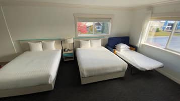 Habitación Deluxe, varias camas | Escritorio, espacio para trabajar con un portátil, cortinas opacas