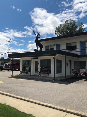Front of property - Revelstoke Lodge (Revelstoke)
