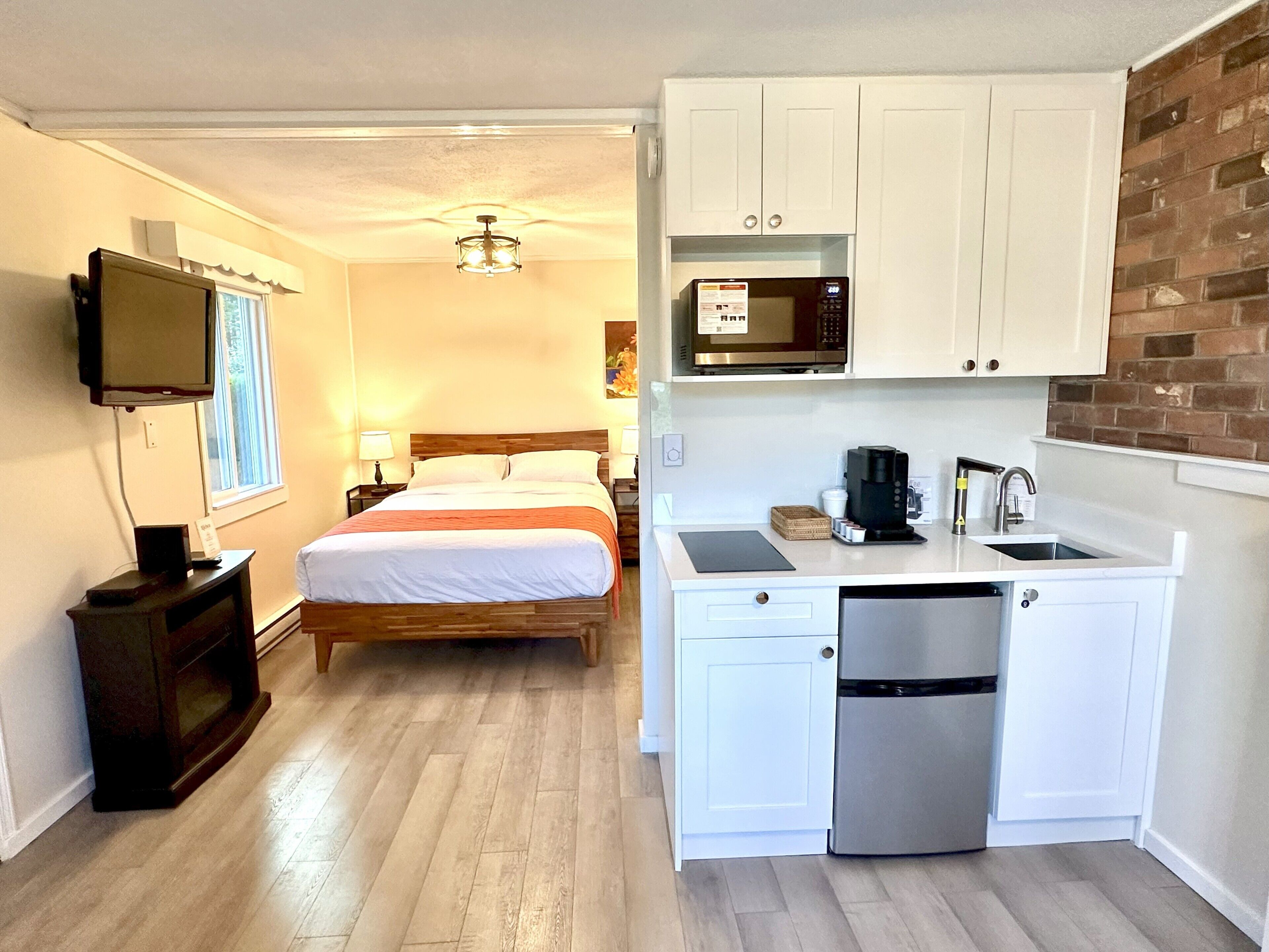 Brickwood Cottage, 1 Queen Bed, Kitchenette, Pet-Friendly Option | Iron/ironing board, free WiFi, bed sheets