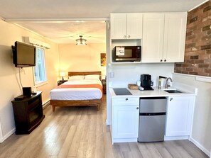 Brickwood Cottage, 1 Queen Bed, Kitchenette, Pet-Friendly Option | Iron/ironing board, free WiFi, bed sheets