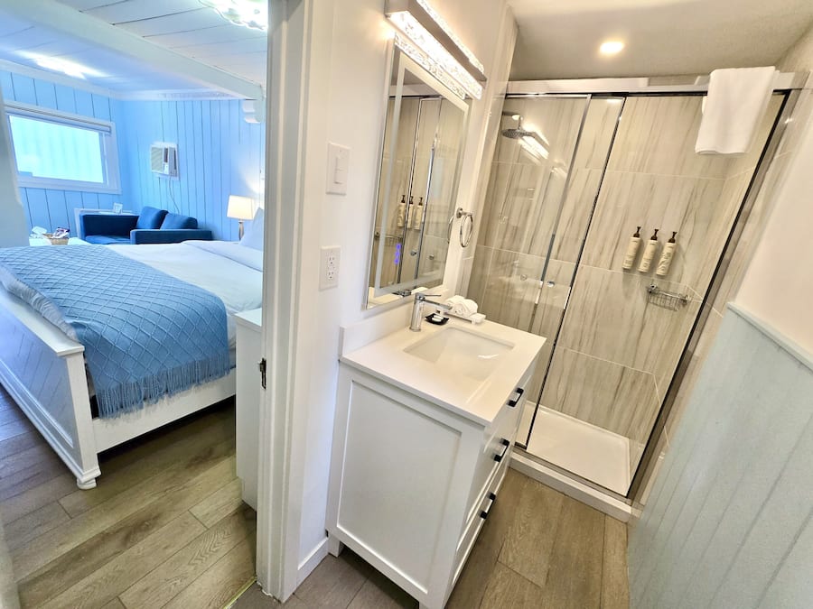 Skywood Cottage, 1 Queen Bed, 1 Sofa Bed, Pet-Free | Bathroom | Combined shower/tub, rainfall showerhead, free toiletries, hair dryer