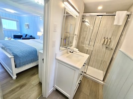 Skywood Cottage, 1 Queen Bed, 1 Sofa Bed, Pet-Free | Banheiro | Chuveiro/banheira combinados, chuveiro com efeito de chuva