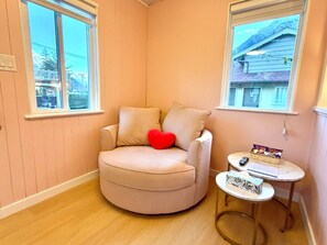 Dream Cottage, 1 Queen Bed, Kitchenette, Pet-Free | Living area - Richca Chalets Resort (Hope)