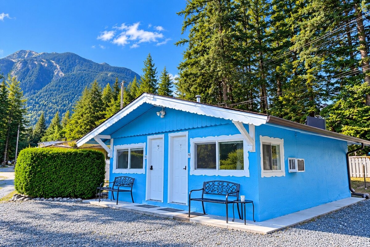 Skywood Cottage, 1 Queen Bed, 1 Sofa Bed, No Pet | Iron/ironing board (on request), WiFi (free), individually decorated