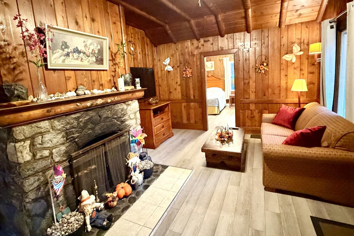 Grand Cottage | Aire de séjour | Téléviseur à DEL de 32 po avec télévision par cùble, téléviseur