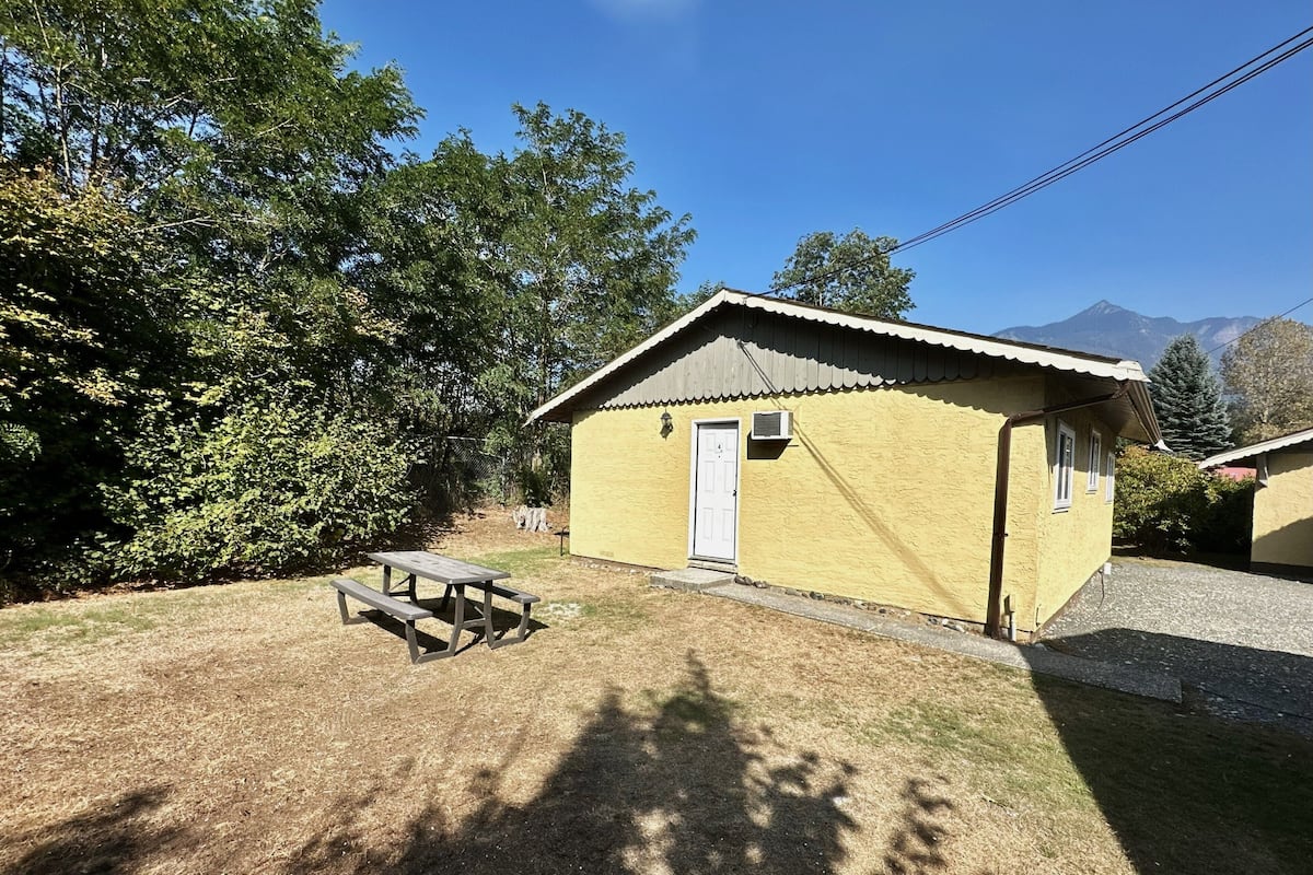 Zen Family Cottage, 2 Queen Beds, Kitchenette, Pet-Free | Iron/ironing board, free WiFi, bed sheets