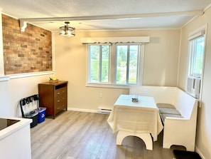 Brickwood Cottage, 1 Queen Bed, Kitchenette | Strykjärn/strykbräda, gratis wi-fi och sängkläder