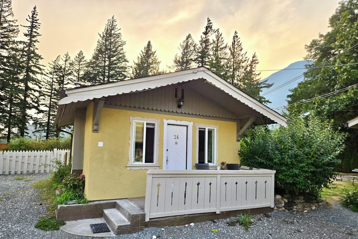 Dream Cottage, 1 Queen Bed, Kitchenette, Pet-Free | Iron/ironing board, free WiFi, bed sheets