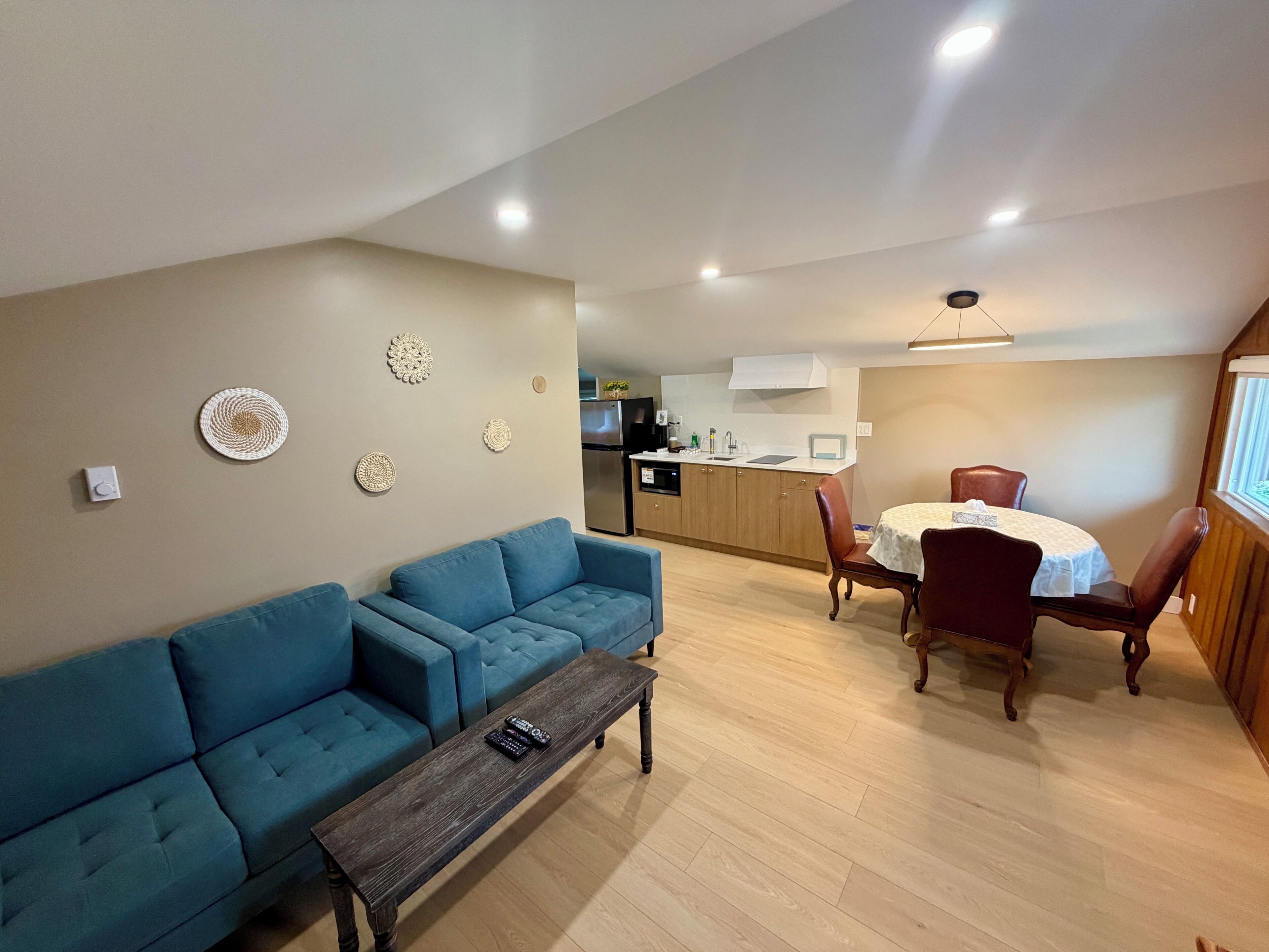 Swiss Cottage, 3 Queen Beds, Kitchen, Pet-Free | 起居区