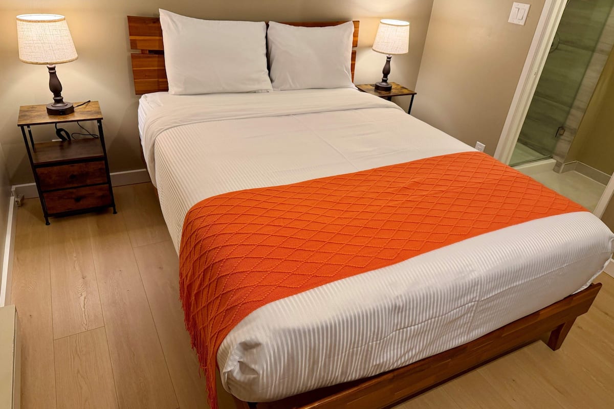 Habitación estÔndar, 1 cama Queen size | Decoración personalizada, tabla de planchar con plancha y wifi gratis