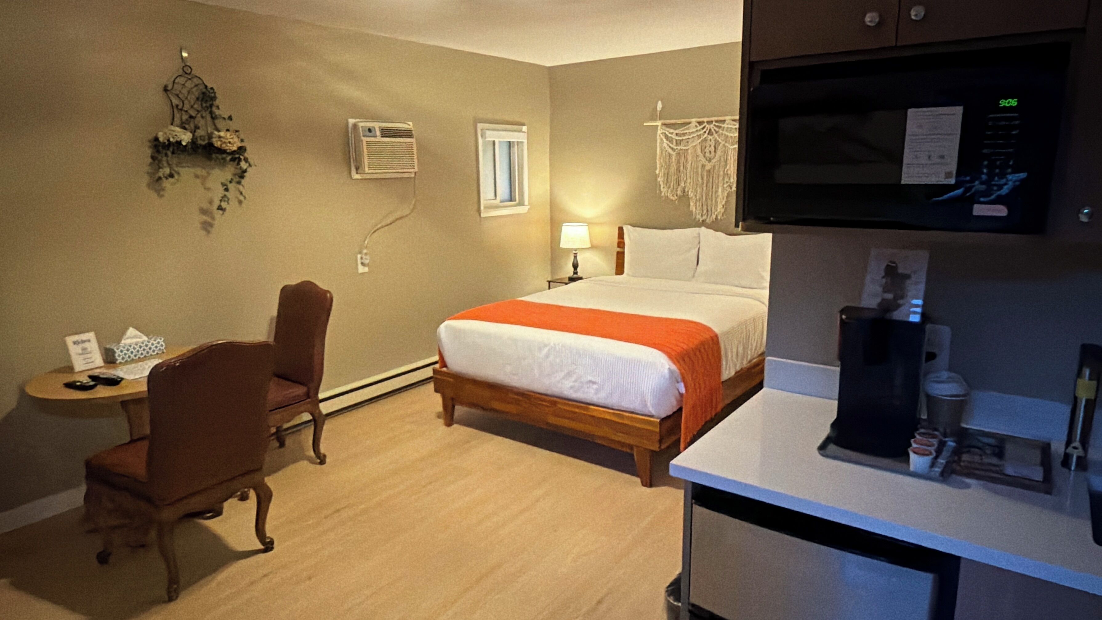 Standard Room, 1 Queen, Pet-Friendly Option | Individually decorated, iron/ironing board, free WiFi, bed sheets