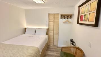 Zen Cottage, 1 Queen Bed, Pet-Free | Iron/ironing board, free WiFi, bed sheets