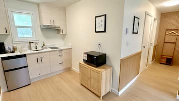 Fjölskyldubústaður - 2 meðalstór tvíbreið rúm - reyklaust - fjallasýn | Einkaeldhús | Míní-ísskápur, örbylgjuofn, kaffivél/teketill, hreingerningavörur