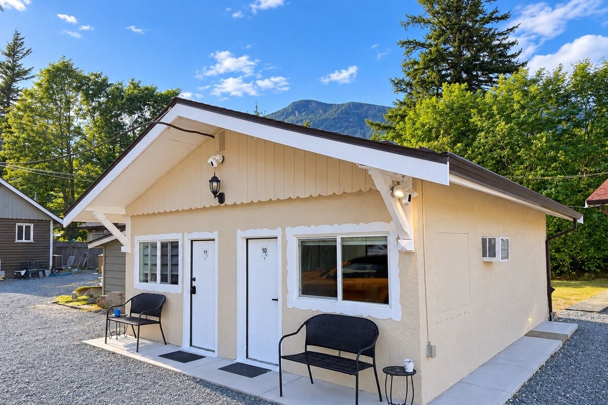 Zen Cottage, 1 Queen Bed, No Pet | Iron/ironing board (on request), WiFi (free), individually decorated