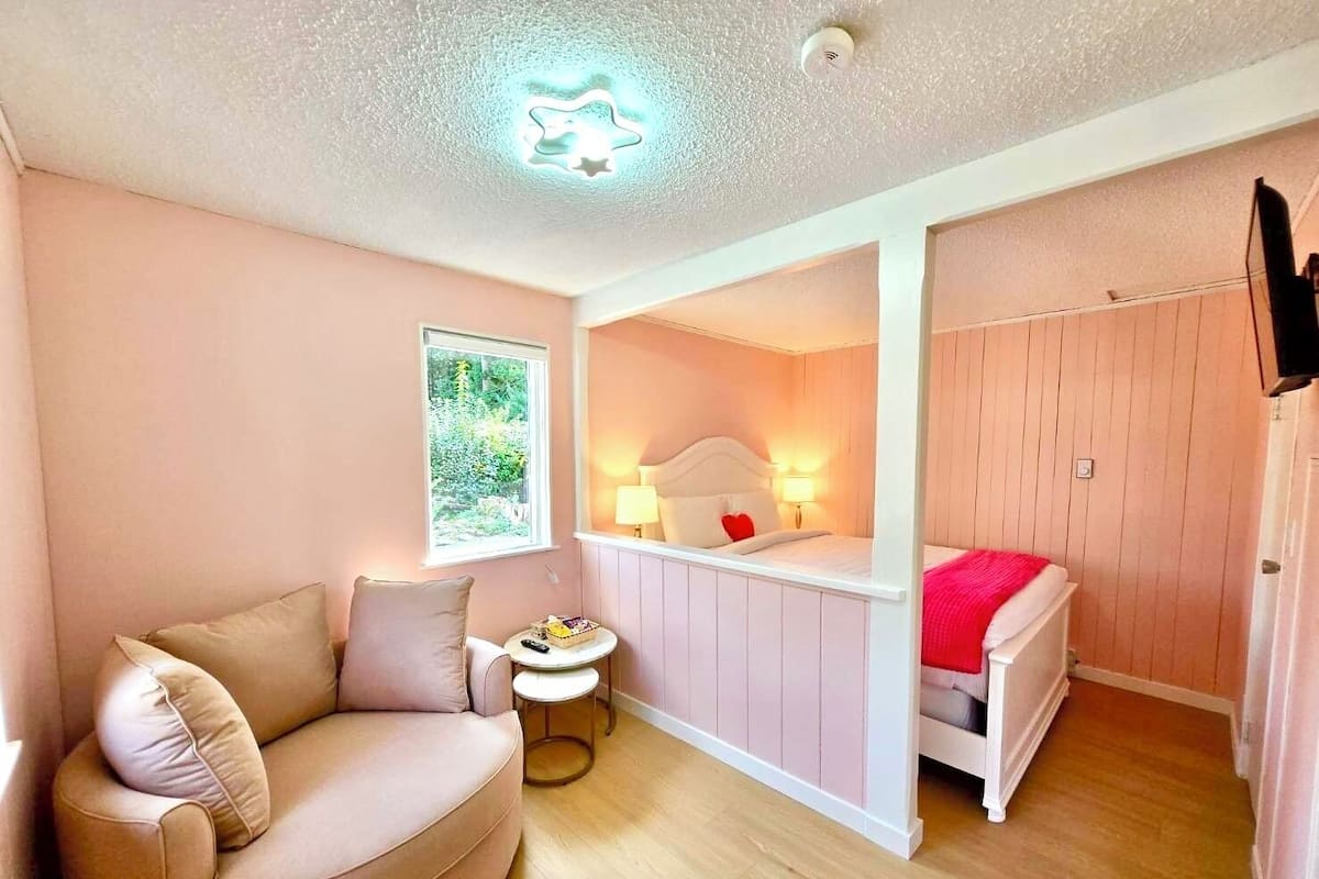 Dream Cottage, 1 Queen Bed, Kitchenette, Pet-Free | Iron/ironing board, free WiFi, bed sheets