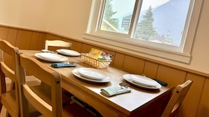 家庭小屋, 2 張加大雙人床, 非吸煙房, 山景 | 房內用餐