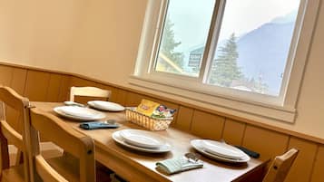 Zen Family Cottage, 2 Bedrooms, Kitchenette, Pet-Friendly | In-room dining