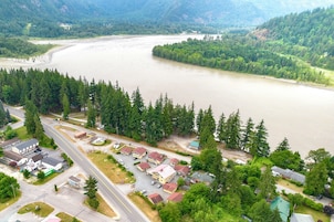 Vista aérea de un barrio residencial con casas, una carretera y un río.