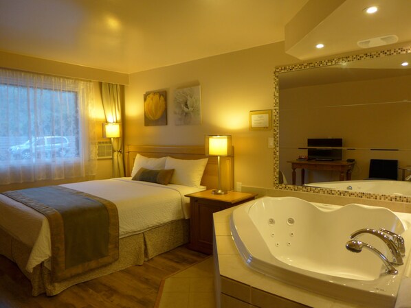 Standard Room, 1 Queen Bed, Jetted Tub | Jetted bathtub