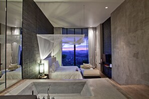 Deluxe kamer | Luxe beddengoed, donsdekens, een minibar, een kluis op de kamer