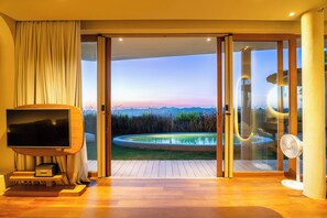 sala pool villa | Luxe beddengoed, donzen dekbedden, een minibar, een kluis op de kamer