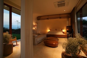 one bedroom pool villa suite | Wohnbereich | Smart-TV, DVD-Player