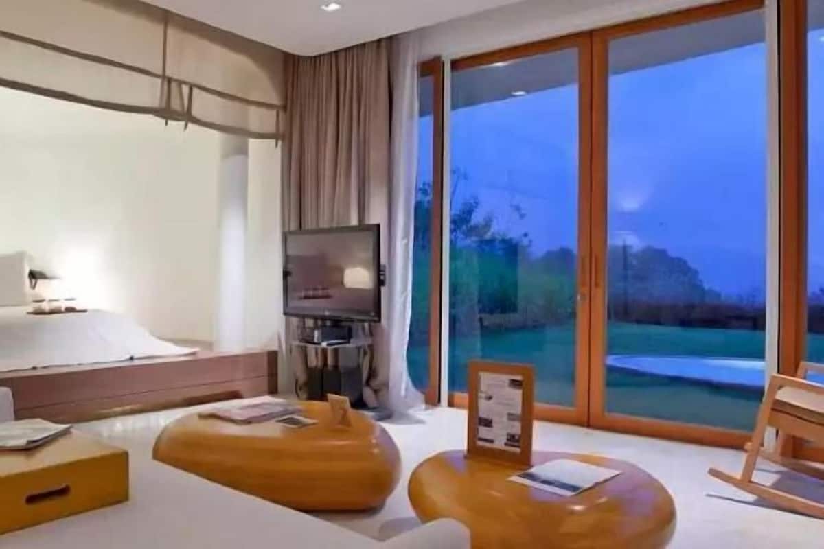 1 bedroom, premium bedding, down duvets, minibar