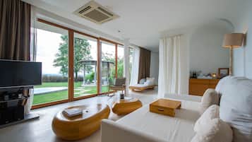 one bedroom pool villa suite | 起居区 | 智能电视、DVD 播放器
