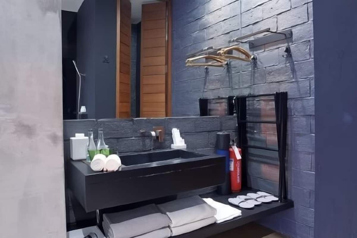 Bathroom | Separate bathtub and shower, rainfall showerhead, free toiletries