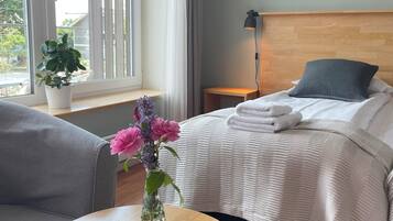 Camera Basic con letto matrimoniale o 2 letti singoli | Postazione laptop, tende oscuranti, Wi-Fi gratuito, lenzuola