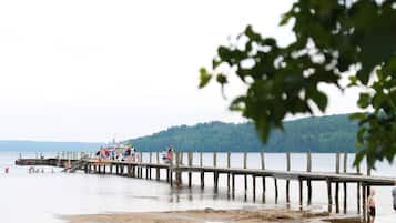 Ubicación cercana a la playa, arena negra y pesca