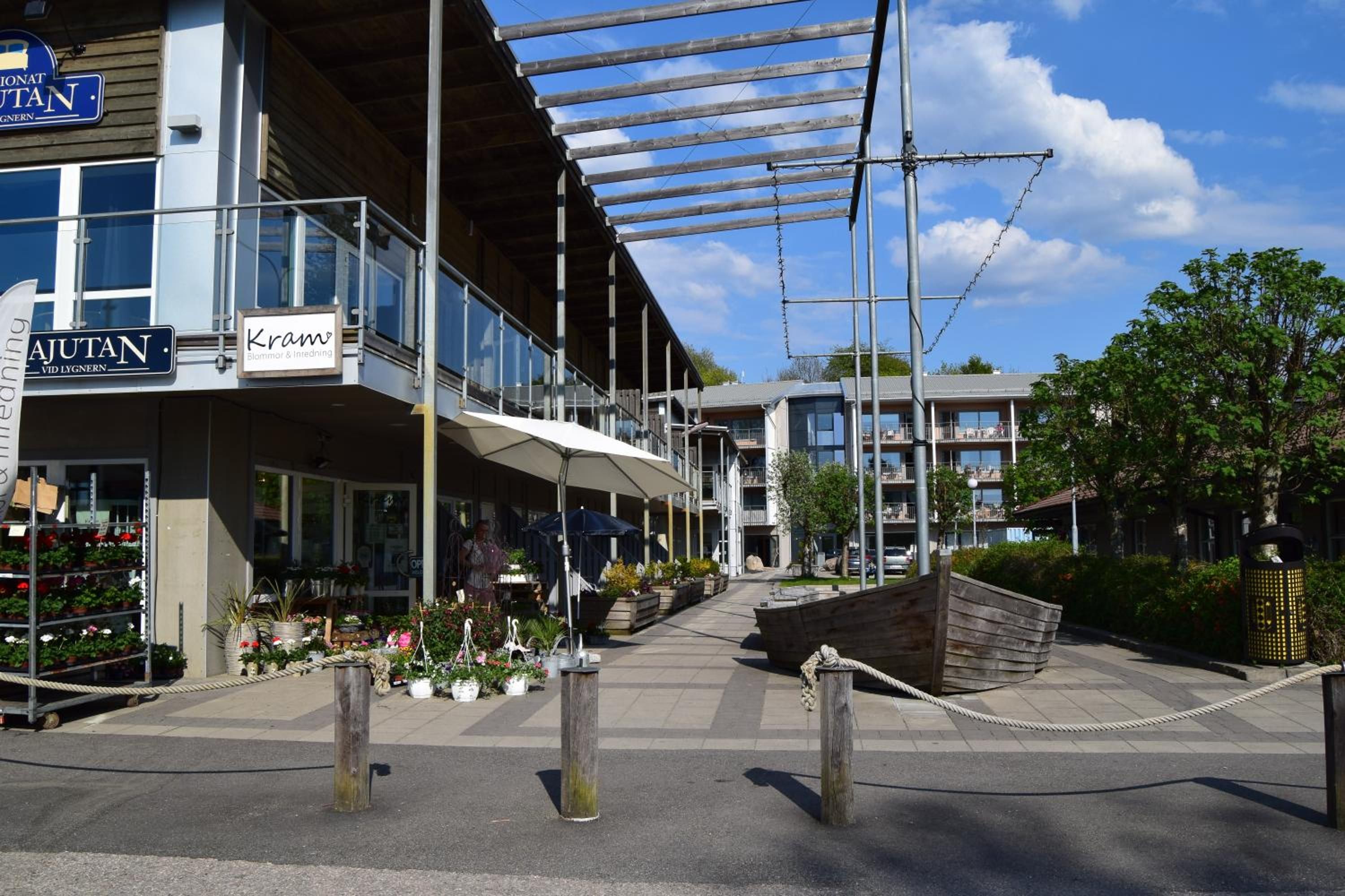 Un edificio comercial con escaparate que muestra la leyenda 'AJUTAN' y 'Kram'.