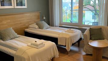 Habitación básica con 1 cama doble o 2 individuales | Espacio para trabajar con un portátil, cortinas opacas, wifi gratis