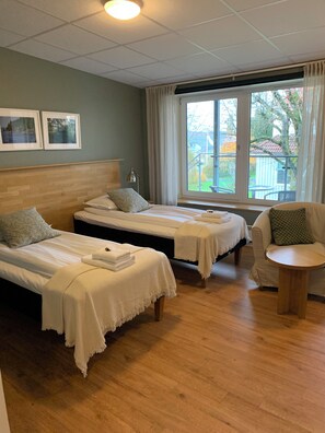 Espacio para trabajar con laptop, cortinas blackout y wifi gratis 