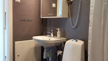 Ducha, artículos de higiene personal gratuitos y secador de pelo