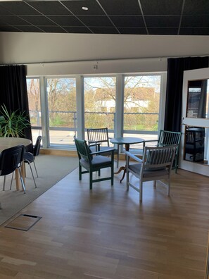 Family Quadruple Room | Laptop workspace, blackout curtains, free WiFi, bed sheets